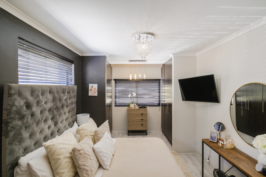 6 Bedroom Property for Sale in Vredehoek Western Cape